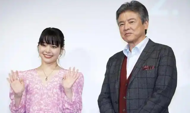 63岁山口百惠近照曝光,身材臃肿发福明显,70岁丈夫依旧帅气十足