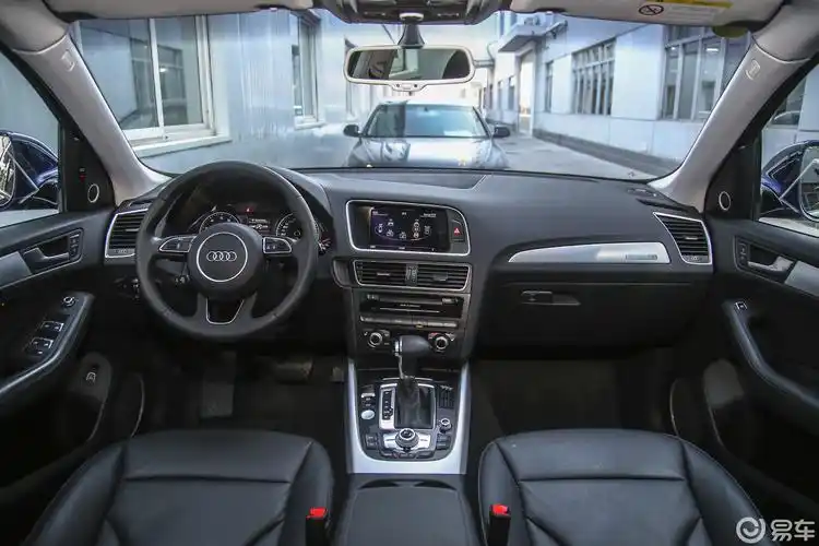 【奥迪q52013款45 tfsi quattro 运动版内饰全景正拍汽车图片-汽车
