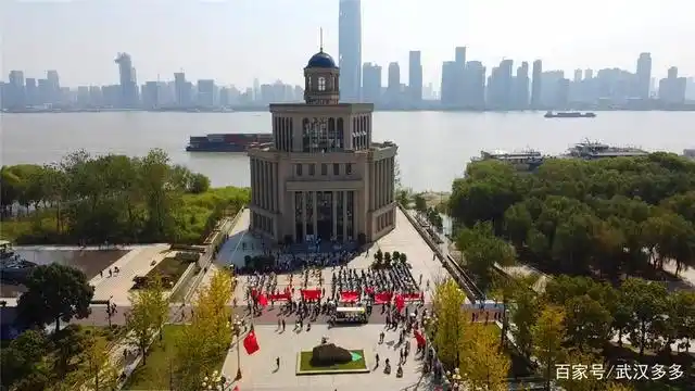 汉口江滩三阳广场举行庆祝国庆活动