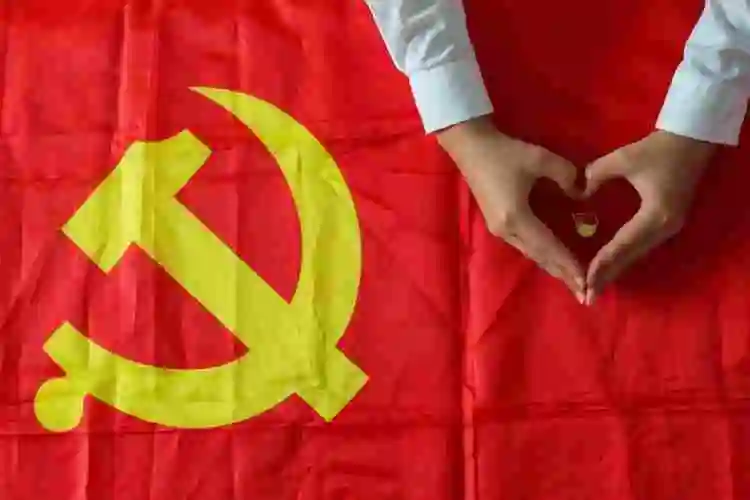 一面党旗映初心,一颗红心永向党.