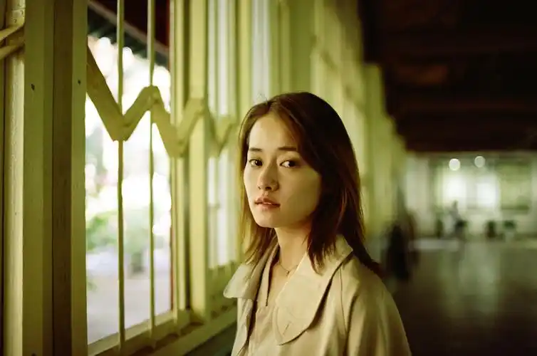 "真刚女主"柴碧云胶片图曝光 漫步古城感受闲适生活之趣味