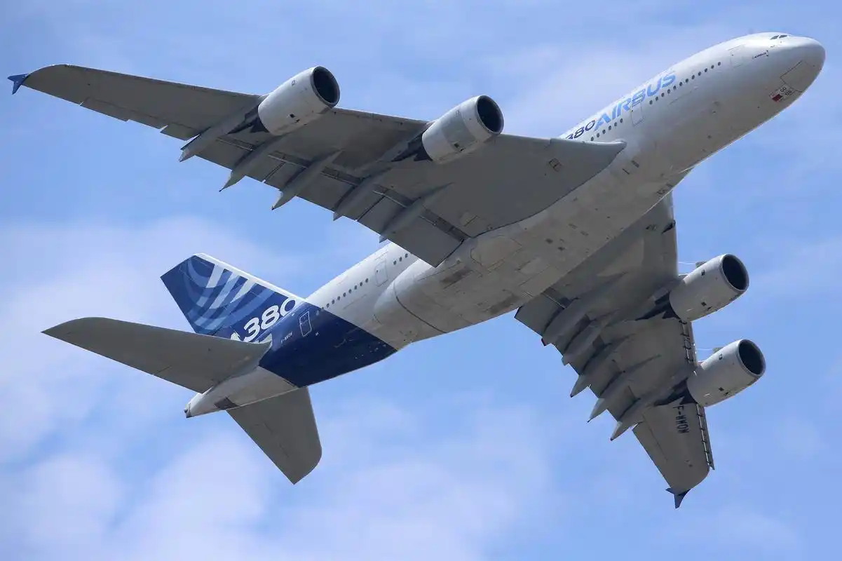 全世界第一大的民用飞机造价23亿相当于八层楼高最大的运输机