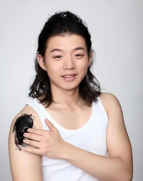 许久未见的霍尊现身了,他剪掉了他的长发,也把"娘"这字拿掉了