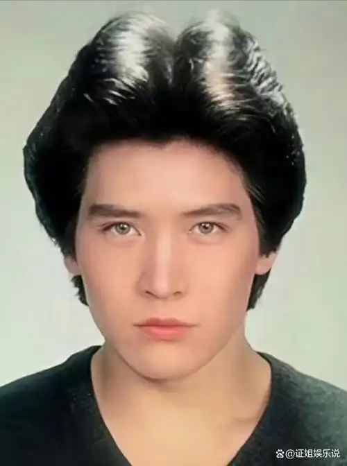 这个人就是费翔.当时,这把火超燃,男女老少都为这把火而疯狂.