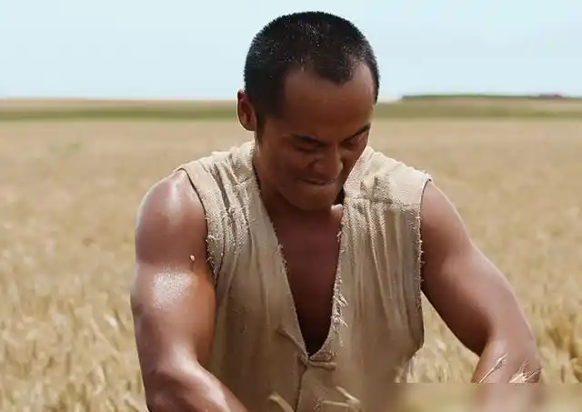 他是张嘉译亲表弟,跟着他拍了11部戏终于大火,后来还登上了央视|黑娃