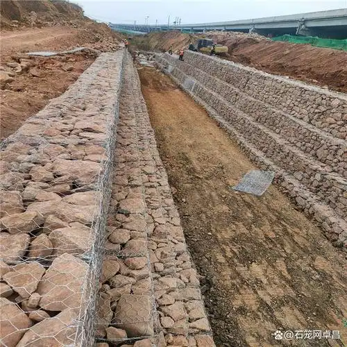 格宾石笼挡墙的相比传统的浆砌石,混凝土等挡墙结