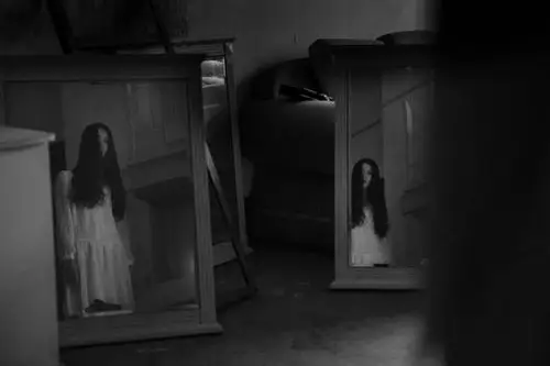 夜里不能照镜子原因吓坏所有人对着镜子梳头就能看见鬼