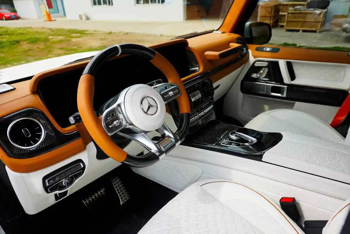 「白色车身搭配白棕内饰」奔驰大g升级鱼鳞纹白棕内饰