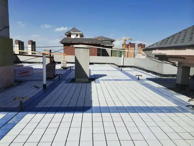 16号楼屋面缸砖完成40%