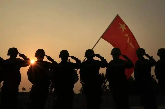 暖心 留在每一个军人心间的 却是一辈子的牵挂 恰逢退伍季 向老兵敬礼