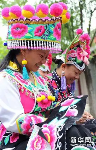 7月21日,云南省楚雄彝族自治州武定县的两名彝族绣娘在进行刺绣.