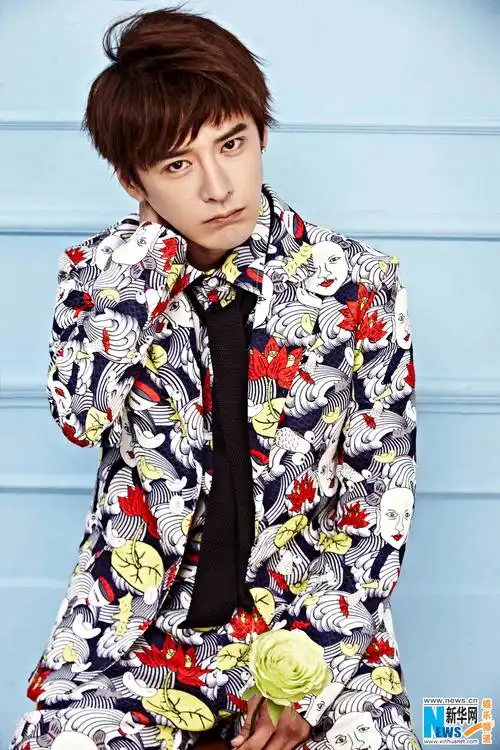 "火族王子"书亚信曝暖萌写真 尽展青春魅力