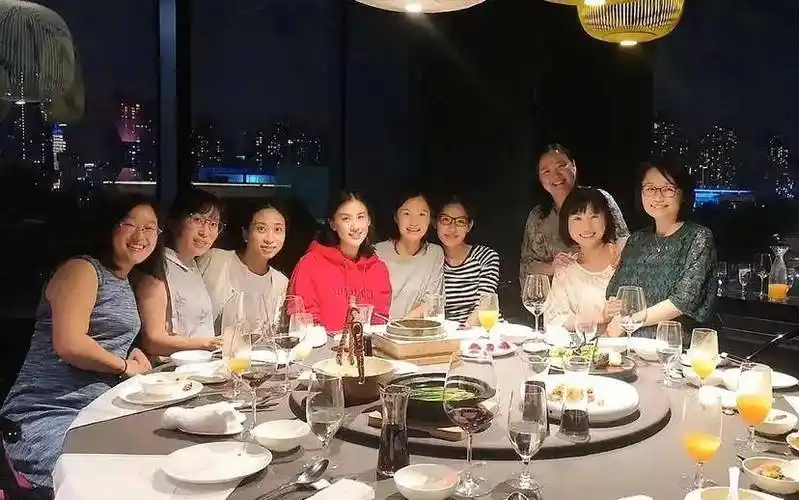 原创黄圣依同学聚会照片曝光37岁却如少女一般还以为是谁的女儿