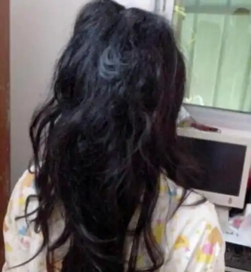 宝妈坐月子30天不洗头,发型乱成"鸡窝",宝爸:味道臭得上头