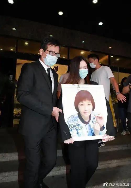 黄日华59岁生日与去世亡妻照片合影,生前希望女儿照顾爸爸健康