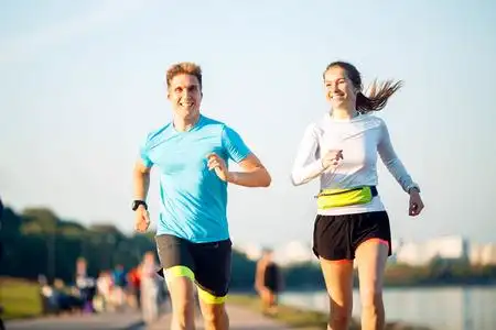 跑步的男女图片