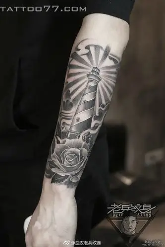 手臂黑灰灯塔纹身图案