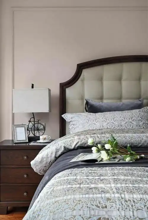 主卧显得典雅很多,墙壁是卡其色,很高档,床和柜子都是配套的,很有档次