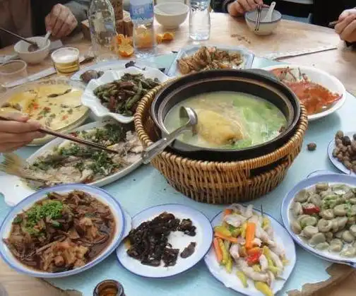 在外面吃饭,尽量别做这几个动作,容易被人笑话,你中招了吗?