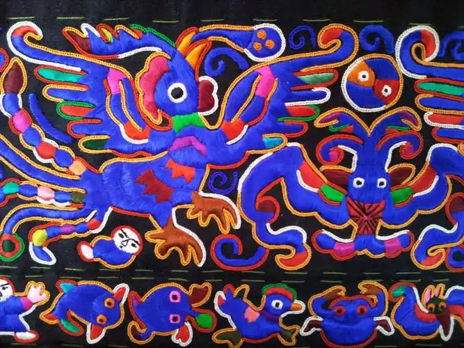 被写在田野间 衣裙上 还有他们世代相传的语言 苗绣的本质便是苗族女