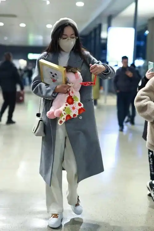 街拍:韩雪灰色大衣 白色阔腿裤 白色针织衫 贝雷帽气质优雅_机场_上海