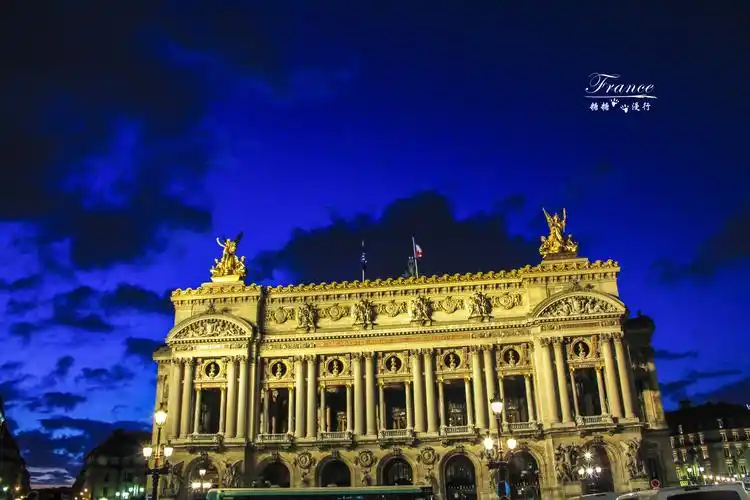 代表作,也是法兰西第二帝国的重要纪念物,剧院立面仿意大利晚期巴洛克