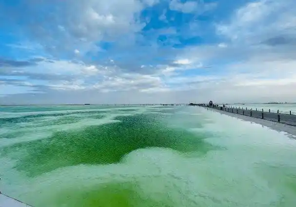 东台吉乃尔湖:青海的马尔代夫,湖水蓝绿色,白色盐滩,犹如一颗碧蓝色的