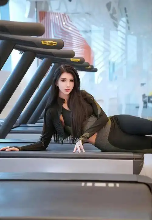 健身房里的美女靓丽性感坚持运动练出魔鬼身材