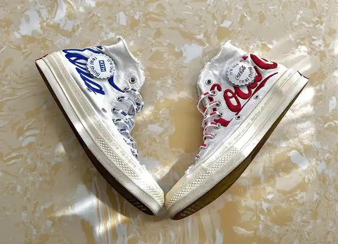 无需多言,颜值大于一切,会开胶,很惹脏,但真的好看,和普通匡威脚感差