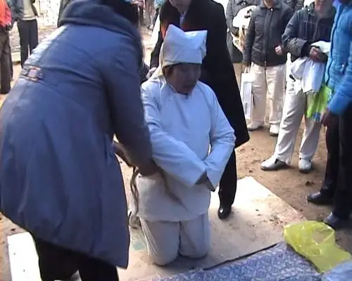 山西临县葬礼上的穿孝服扎麻绳特写