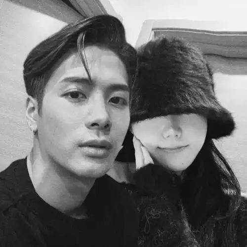 呀这是王嘉尔的女朋友吗