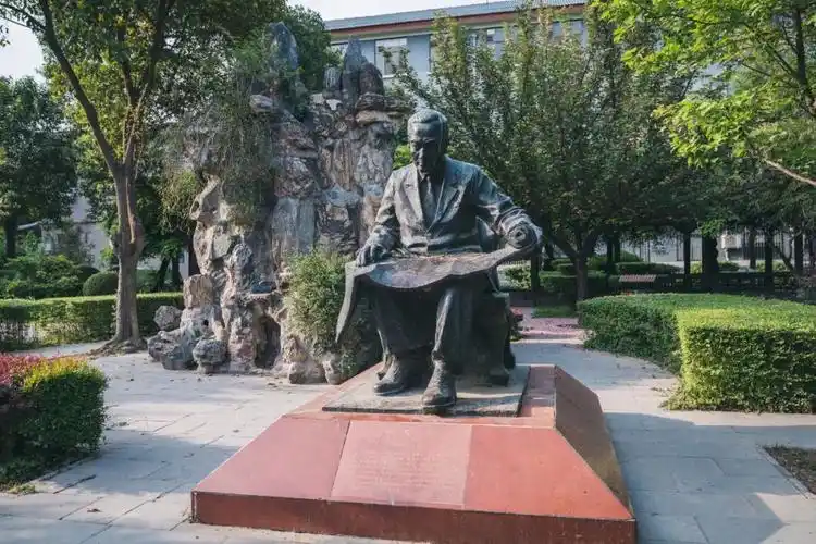 陈直,冯师颜,侯伯宇等执教于此张伯声,江仁寿,傅庚生,岳劼恒,侯外庐等