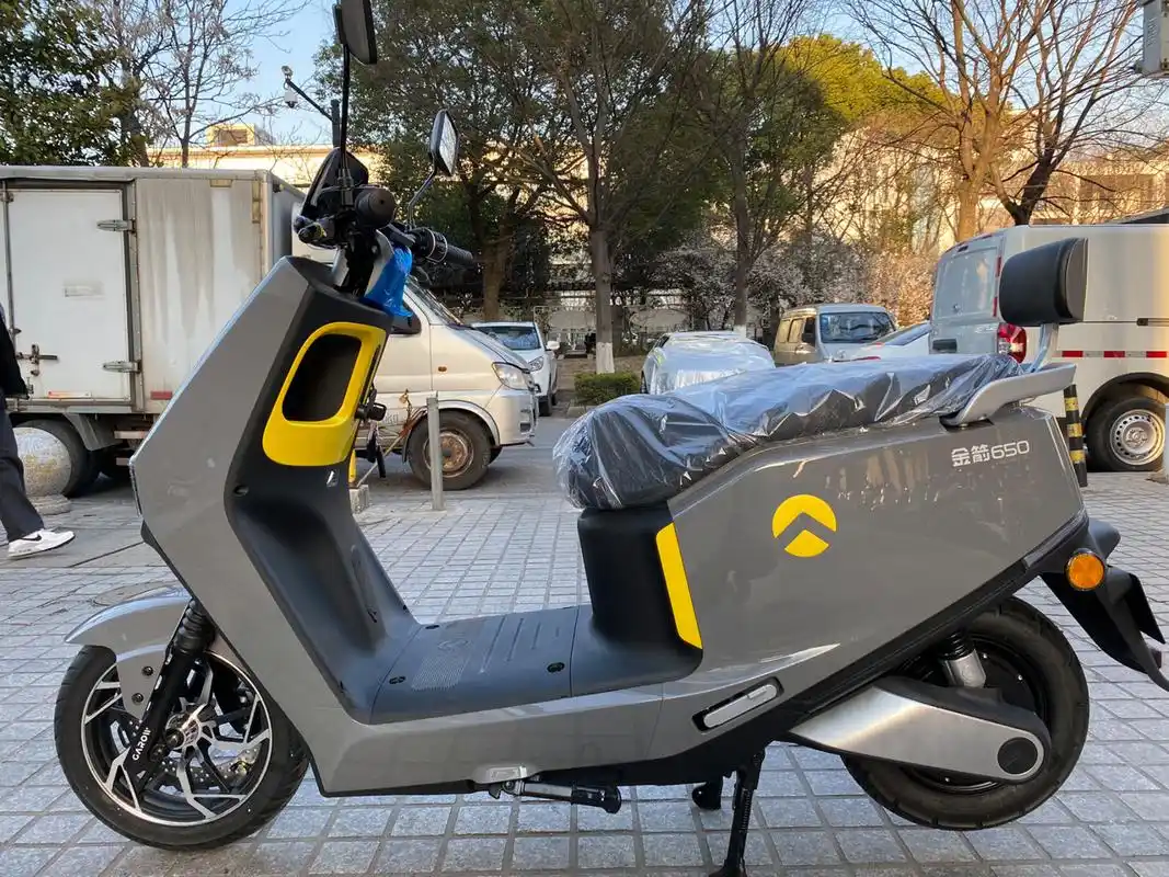 前轮12寸.大盘碟刹,后3.50加粗真空胎.带定速巡航.倒车.超亮大灯.