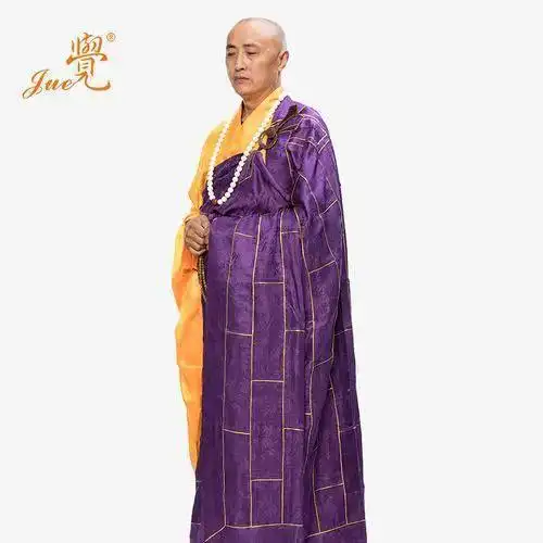 身穿袈裟,尽显佛性.