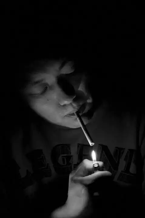 烟 br /> 男人抽烟的时候,女人总在后面劝.