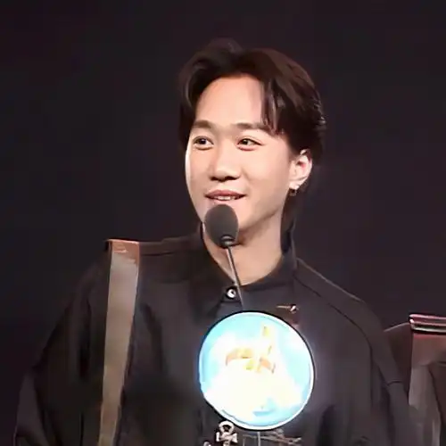 自修黄家驹头像08舞台