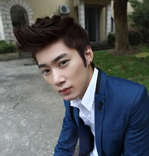 王宝强这款飞机头短发打造出定位烫的发型设计,蓬松自然,高高刘海定位