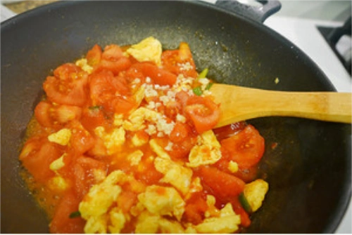 西红柿炒鸡蛋的做法步骤把锅放在火上