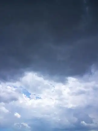 一半 i>晴 /i> i>天 /i>一半阴 i>天 /i>一半蓝 i>天 /i>一半乌云 i>