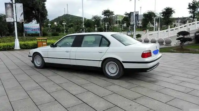 99年宝马l7为何能卖到320万它和rr共用动力总成可定制防弹版