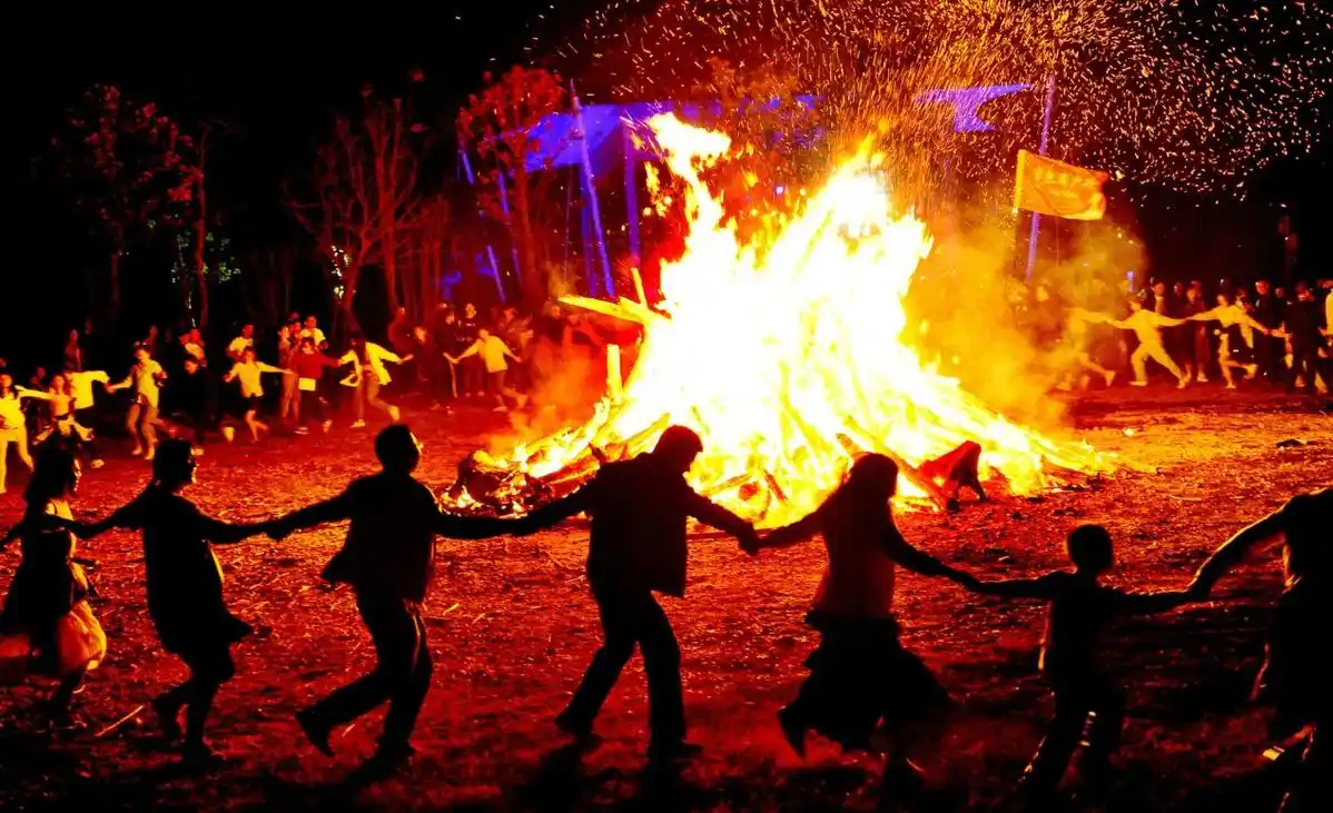 江西鄱阳:"湖底"篝火晚会拉响今冬观鸟集结号 - 中国日报网