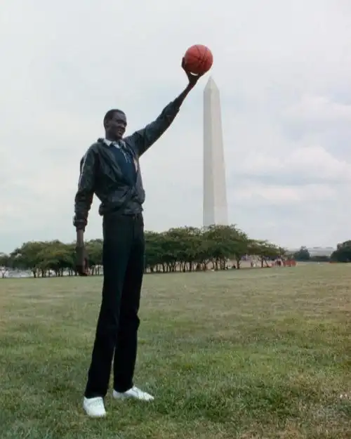 80年代nba第一高人马努特-波尔≤large≥ 只比姚明高5cm ¨ww3>?