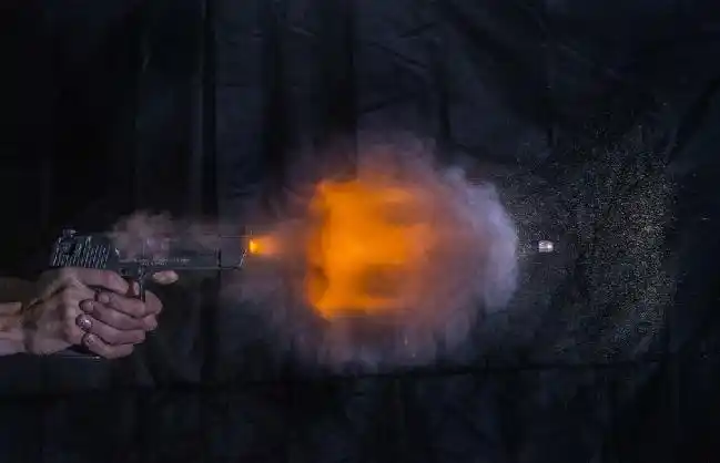 世界著名手枪开火瞬间美照