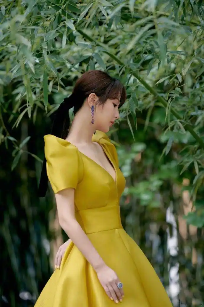 杨紫的身材被严重低估穿深v礼裙亮相百花奖女人味大爆棚