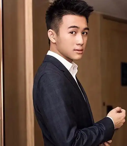 笑不活了,何猷君抽中香港澳门一日游,评论区全是梗