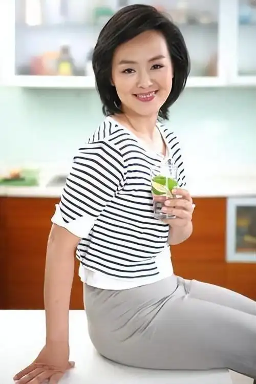 回顾央视主持人孙小梅曾经被万人追捧事业巅峰却隐退幕后