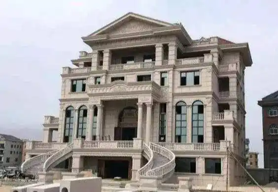 农村表叔1000万的别墅霸气得像个城堡一样楼梯估计你没见过