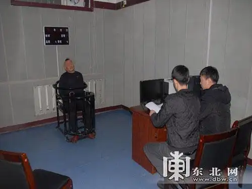 某在拉哈镇引嫩河边将与自己有矛盾的本镇居民唐某用卡簧刀杀死后逃跑