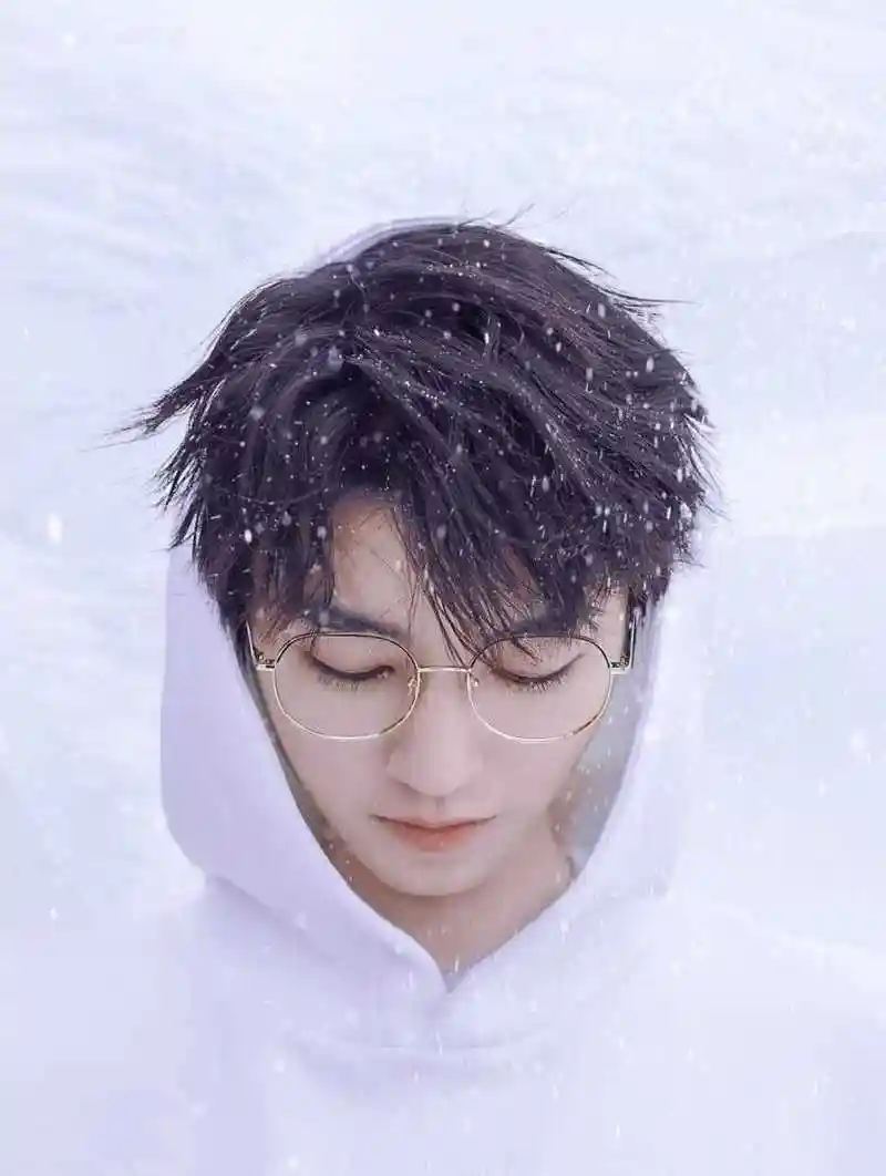 王俊凯雪景照  小凯这个眼神太少年,太干净了吧