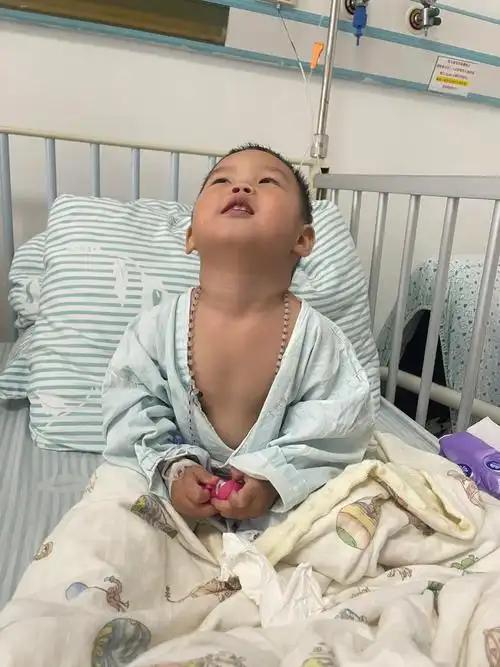 一夜睡不稳,一直翻滚哼唧,四点钟呕吐,爸爸发现疝气嵌顿.